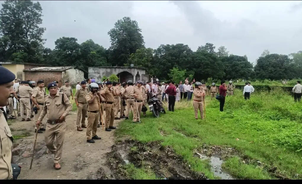 खुशहालपुर में सरकारी भूमि से अतिक्रमण हटाने की कार्रवाई, कई मकान ध्वस्त
