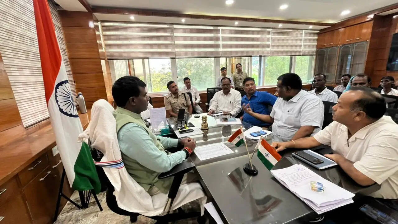 उपायुक्त ने की कनेक्टिंग फ्लाईओवर निर्माण कार्य की समीक्षा, यातायात प्रबंधन पर जोर