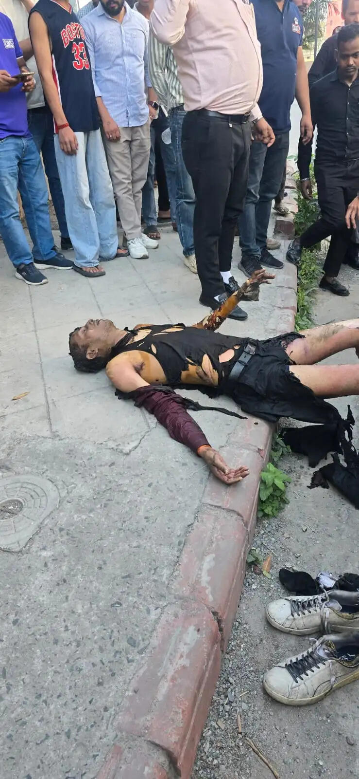 बिजली के ट्रांसफार्मर में ब्लास्ट, दो लोग गंभीर रूप से झुलसे