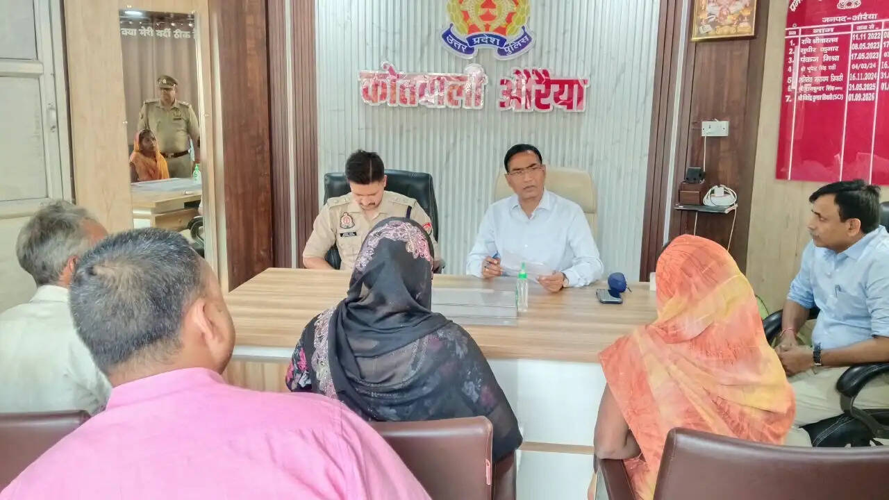 समाधान दिवस में डीएम-एसपी ने सुनीं फरियादियों की समस्याएं, समयबद्ध निस्तारण के निर्देश