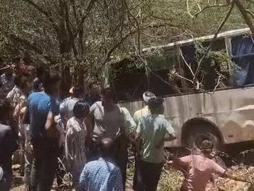 अजमेर में बस 200 फीट खाई में गिरी, दो महिलाओं की मौत, 31 घायल