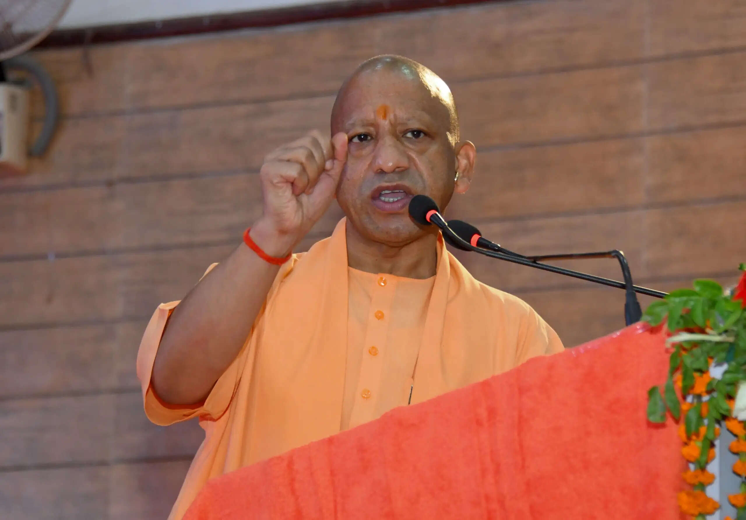 हमारा संकल्प है कि गोमाता को कटने नहीं देंगे और देश की सुरक्षा से खिलवाड़ नहीं होने देंगे : मुख्यमंत्री योगी