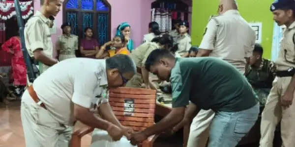 पुलिस और एसएसबी की छापेमारी में गांजा सहित 10.88 लाख रूपये नगद बरामद,दो महिला हिरासत में