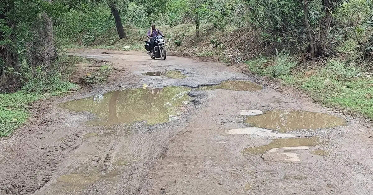 ढेलवाडीह–देवरी–बुंदेली मार्ग की बदहाल सड़क बनी मुसीबत, बारिश में बढ़ा हादसों का खतरा