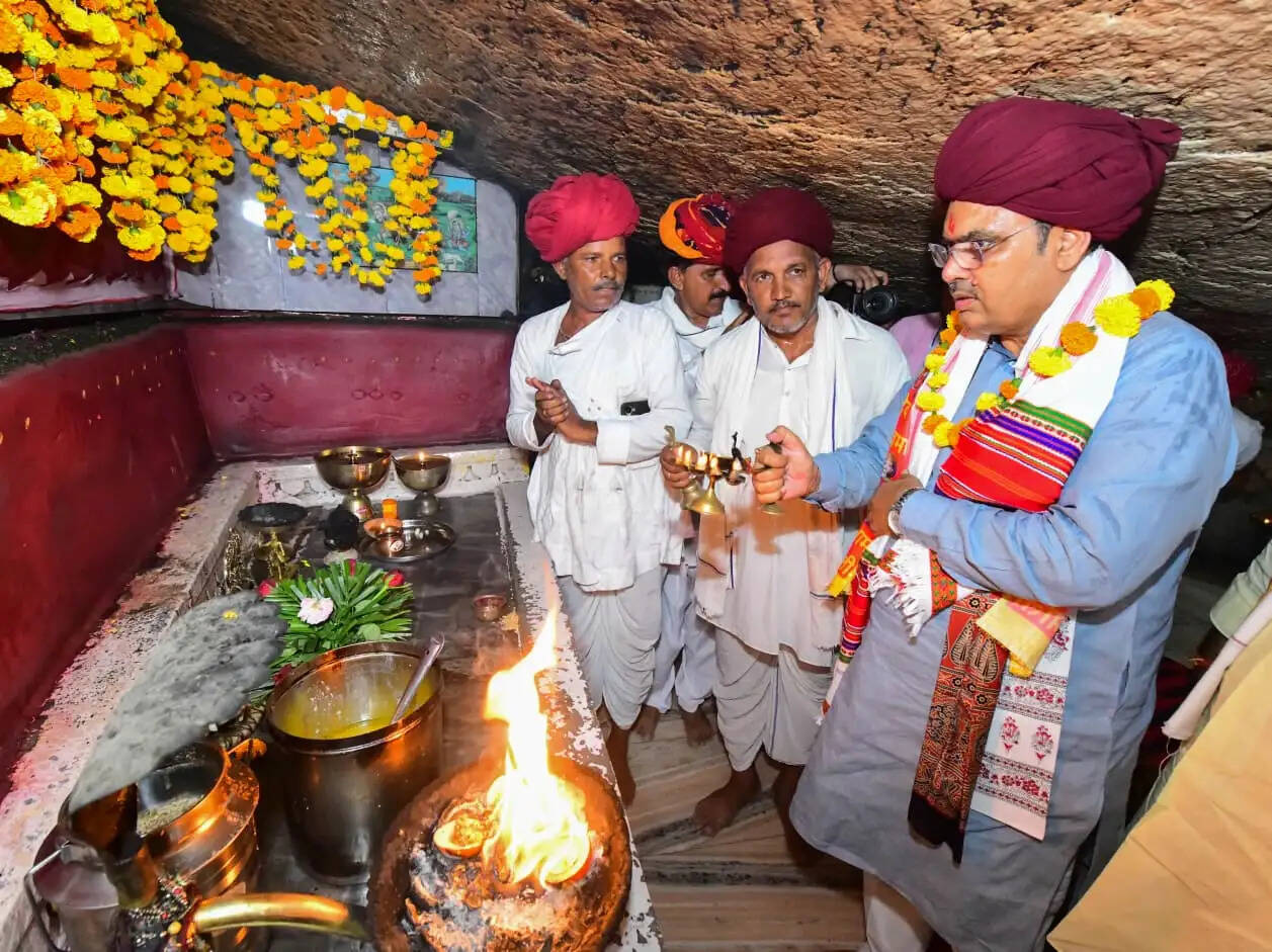 मुख्यमंत्री भजनलाल शर्मा ने देवमाली में भगवान देवनारायण मंदिर में किए दर्शन, प्रदेश की सुख-समृद्धि की कामना की
