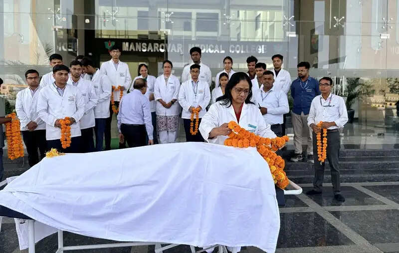 इंदौर की स्व. प्रतिभा भोसले का देहदान, नेत्रदान एवं त्वचा दान संपन्न, पुलिस ने दिया गार्ड ऑफ ऑनर