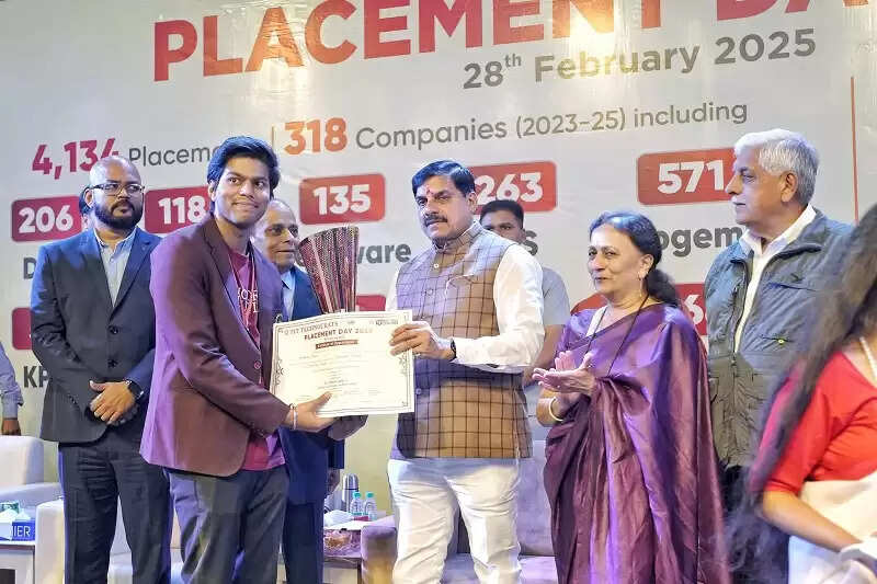 प्लेसमेंट के बाद विद्यार्थी प्रगति करें, सुयोग्य नागरिक बनें: मुख्यमंत्री डॉ. यादव