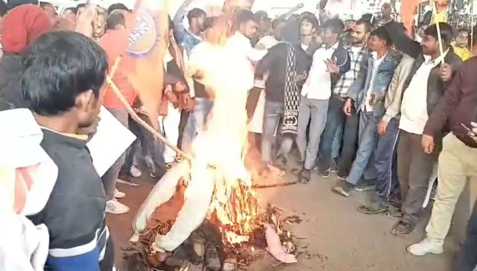 बांग्लादेश में हिंदू समुदाय पर हिंसा के विरोध में प्रदर्शन, पुतला फूंका