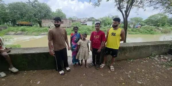 पकरिया झूलन में नहर में बह गईं मां-बेटी, तीन युवकों ने जान पर खेलकर बचाई जिंदगी
