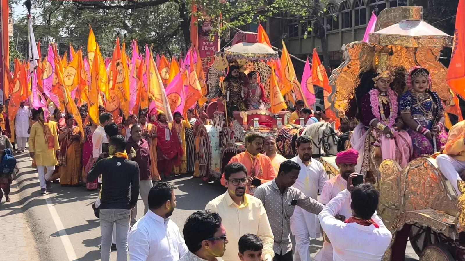 खाटू श्याम की निशान यात्रा में शामिल हुए भक्त