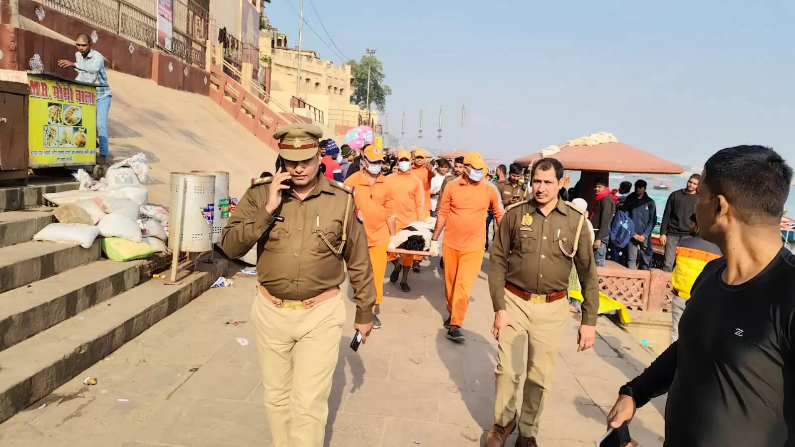 वाराणसी: महाराजगंज के तीन युवक गंगा में नहाते समय डूबे, एक की मौत व दो युवकाें काे बचाया गया