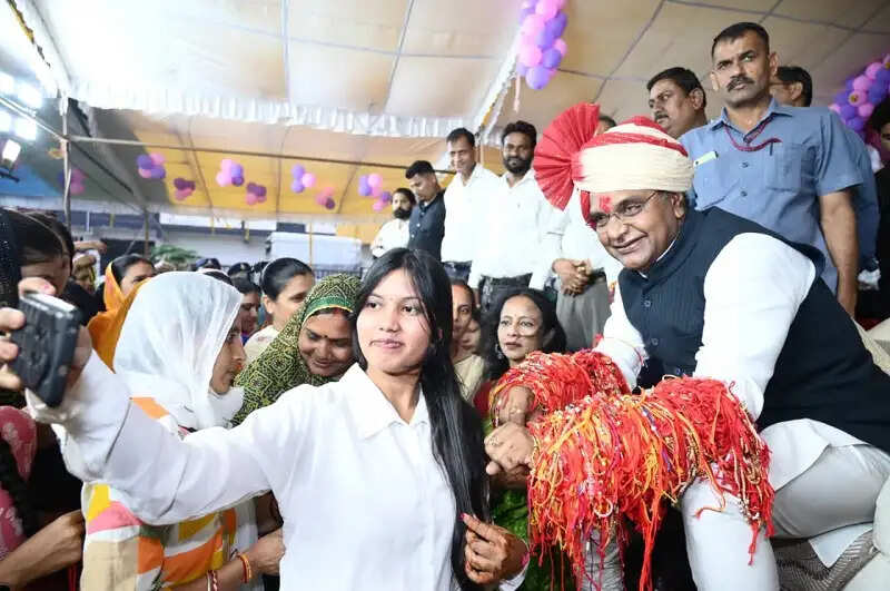 भोपालः विश्व के सबसे बड़े नरेला रक्षाबंधन महोत्सव का भव्य शुभारंभ, हजारों बहनों ने मंत्री सारंग को बांधी राखी
