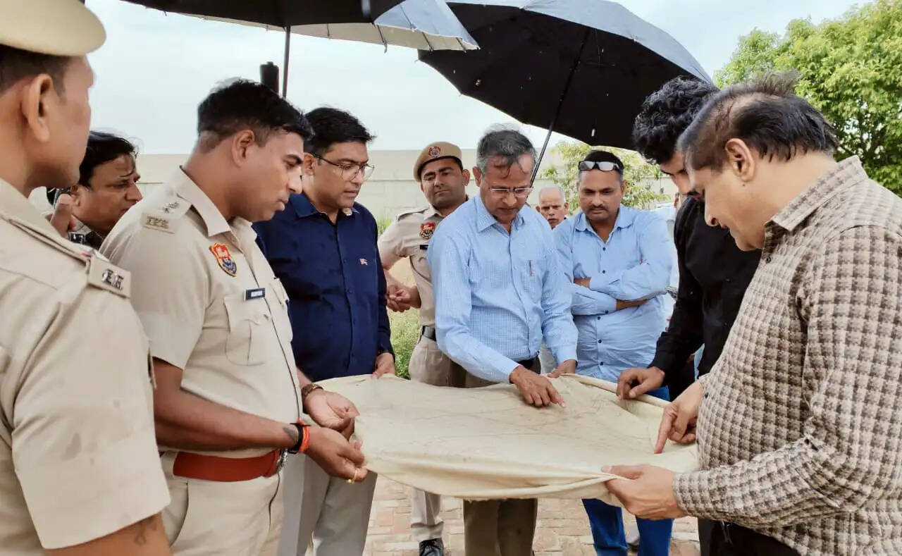 जींद : डीसी ने गांव में जाकर किया डिजिटल क्रॉप सर्वे कार्य का निरीक्षण