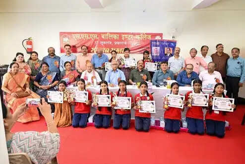 रोटरी इलाहाबाद ने सर्वाेच्च अंक लाने वाली छात्राओं को सम्मानित कर मनोबल बढ़ाया