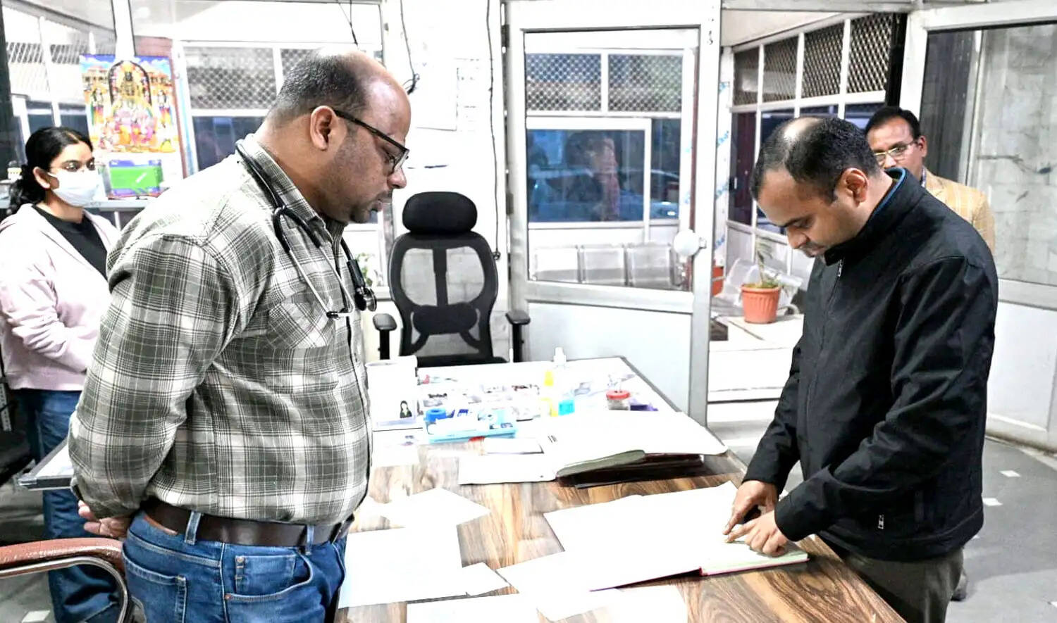 डीएम ने मेला व महिला चिकित्सालय का किया औचक निरीक्षण