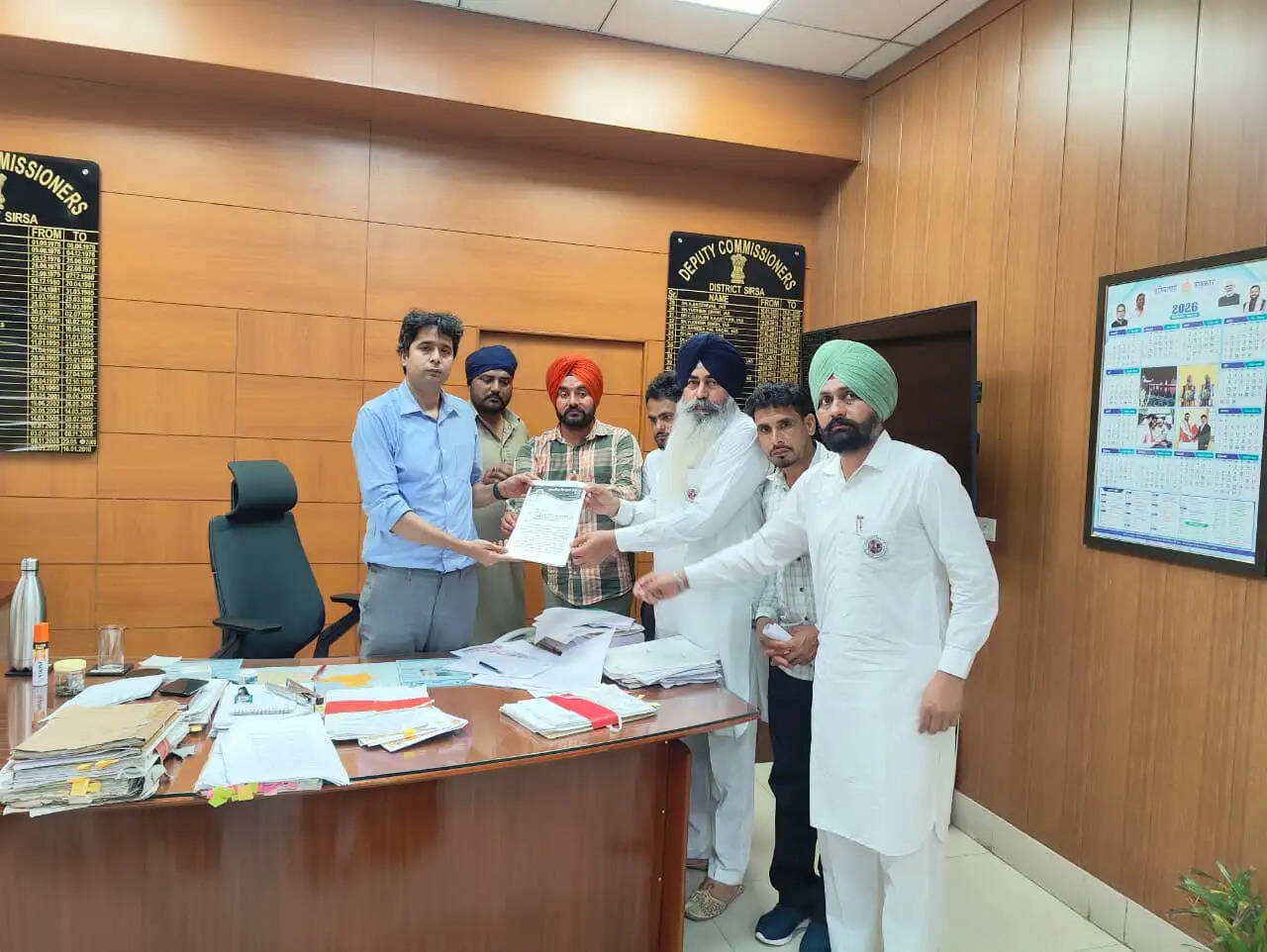 सिरसा: धान खरीद में गड़बड़ी की जांच के लिए बनी कमेटी से नाखुश किसानों ने डीसी को सौंपा ज्ञापन