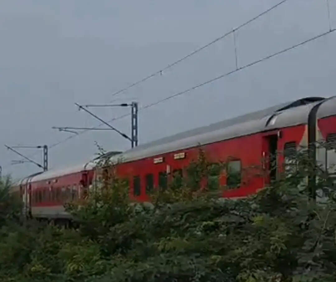 कैथल: इंजन की पावर फेल, चार घंटे फाटक पर खड़ी रही सुपरफास्ट ट्रेन