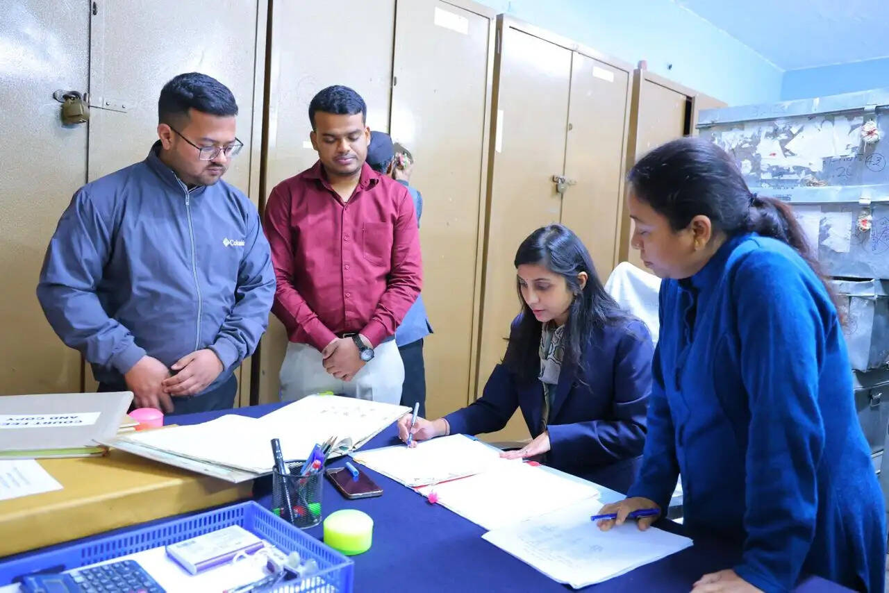 सेवानिवृत्त कर्मचारियों की पेंशन प्रक्रिया में तेजी लाए: डीएम