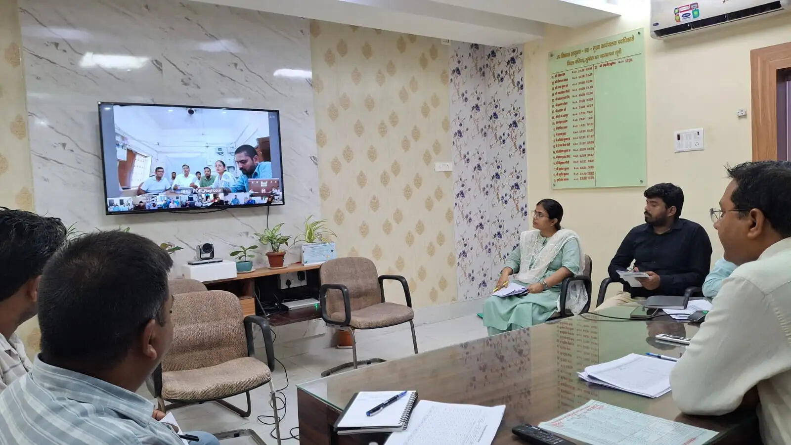 जिले में संचालित विभिन्न ग्रामीण विकास एवं स्वच्छता योजनाओं की डीडीसी ने की समीक्षा