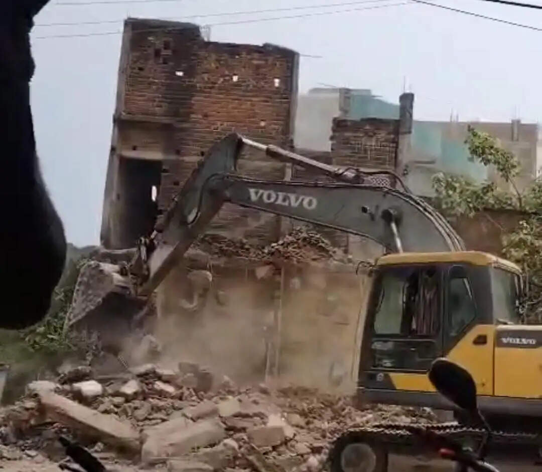एनएच 80 को अतिक्रमण मुक्त कराने के लिए चला प्रशासन का बुलडोजर