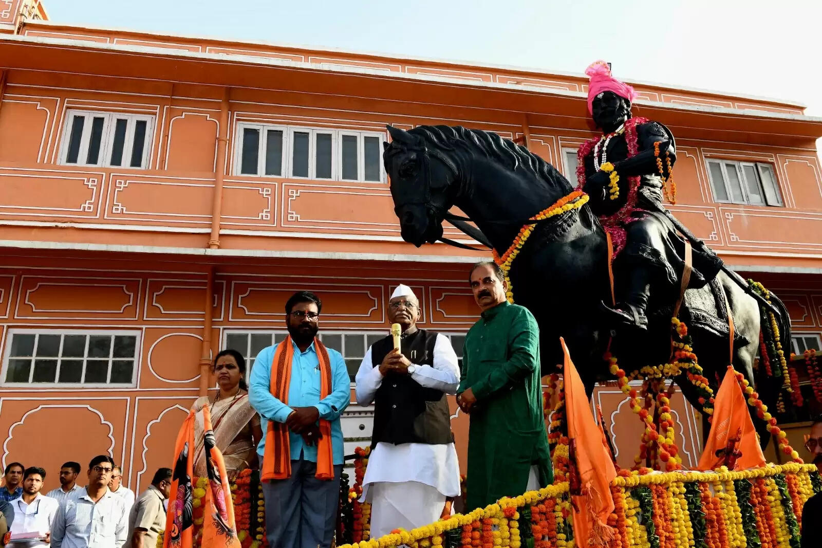 राज्यपाल ने किया अश्व सवार छत्रपति संभाजी महाराज की प्रतिमा और शोभायात्रा का अभिनंदन