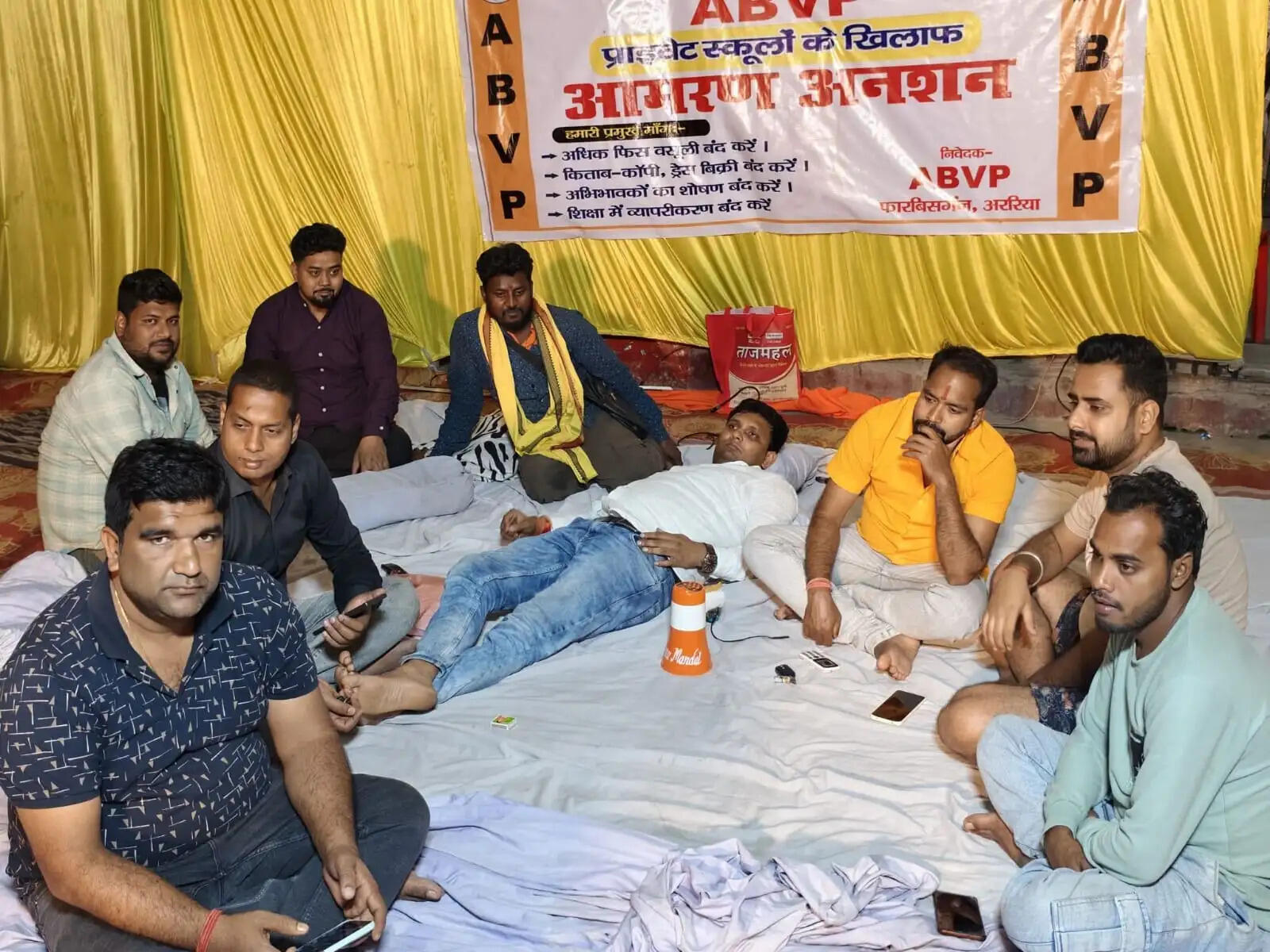 प्राइवेट स्कूल की मनमानी के खिलाफ दूसरे दिन भी जारी रहा आमरण अनशन