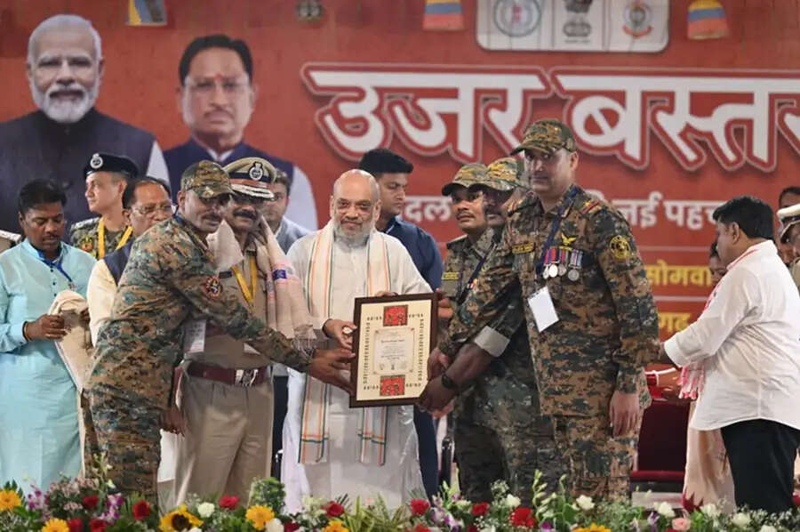 अमित शाह ने नक्सल उन्मूलन अभियान में उत्कृष्ट योगदान के लिए मप्र के पुलिस अधिकारियों को किया सम्मानित