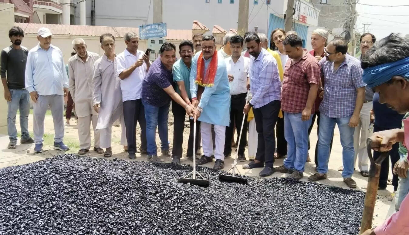 मुख्य हजूरी बाग रोड की ब्लैक टॉपिंग का काम शुरू