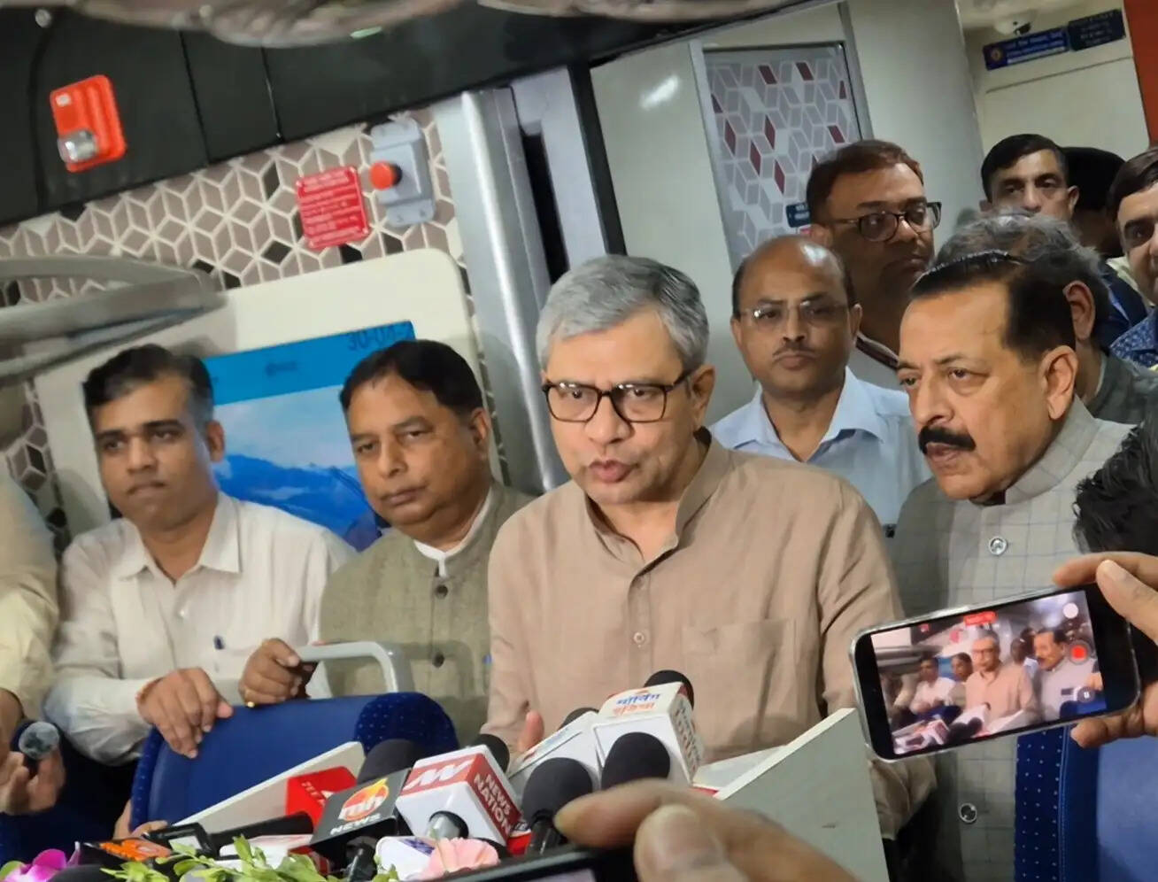 (लीड) जम्मू से श्रीनगर तक चली 20 कोच वाली वंदे भारत एक्सप्रेस ट्रेन