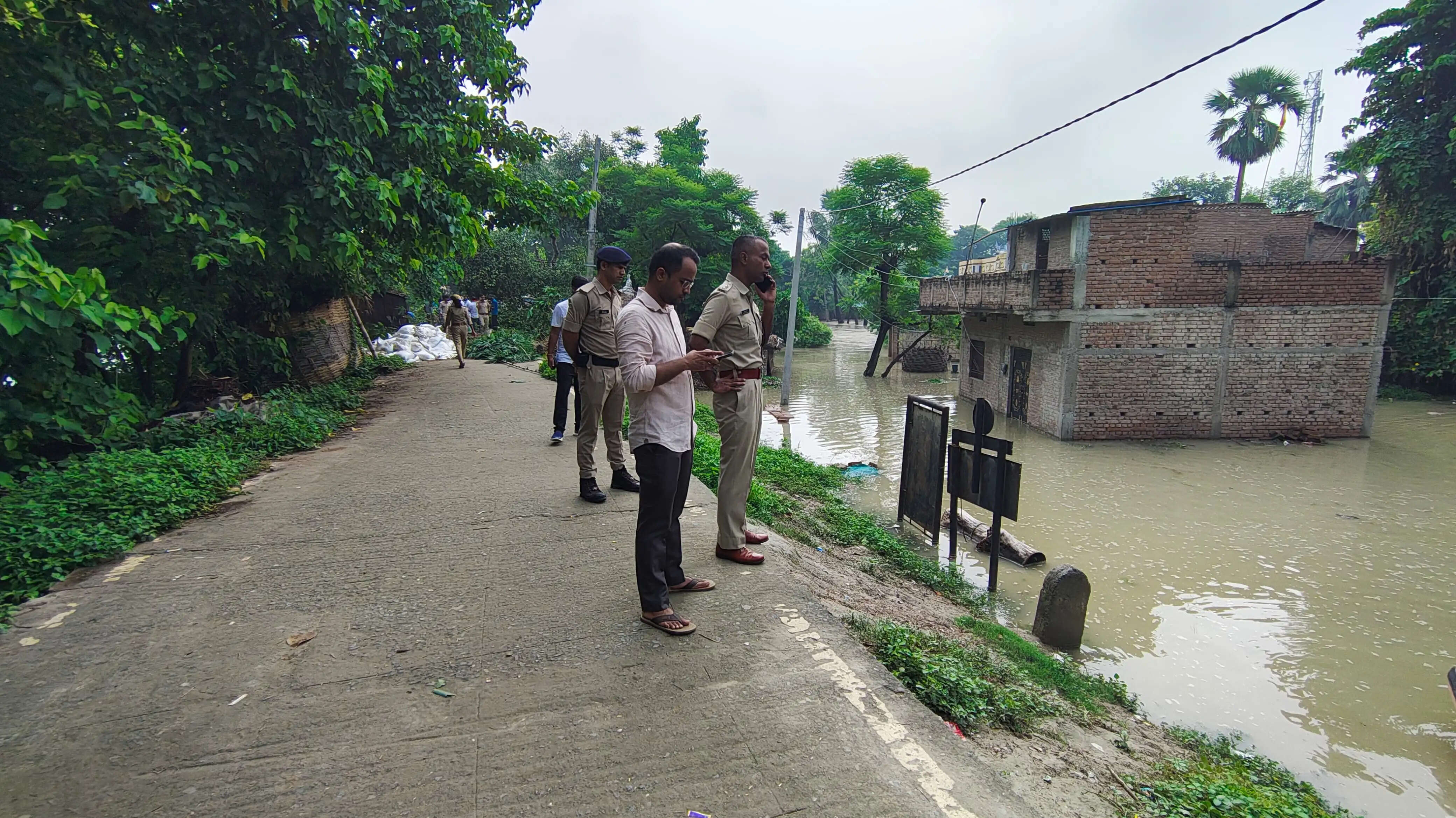 माही नदी के तटबंध टूटने के बाद जिला प्रशासन द्वारा युद्धस्तर पर हो रहा मरम्मति कार्य