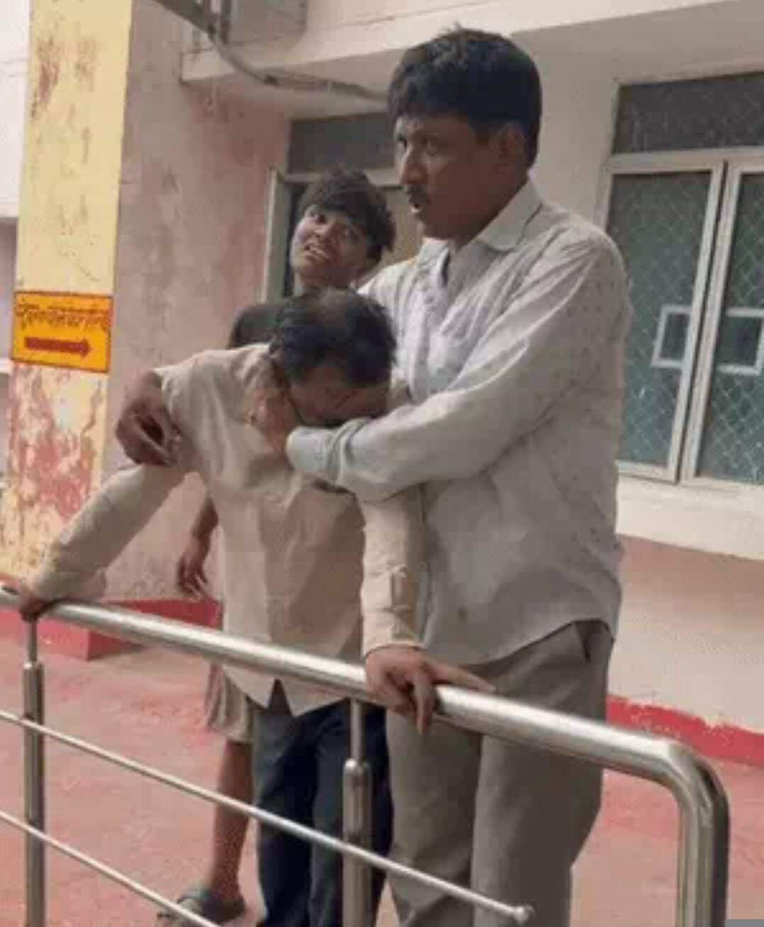 दो दोस्तों की जान बचाने में छात्र ने गंवाई अपनी जान, गंगा में डूबने से मौत
