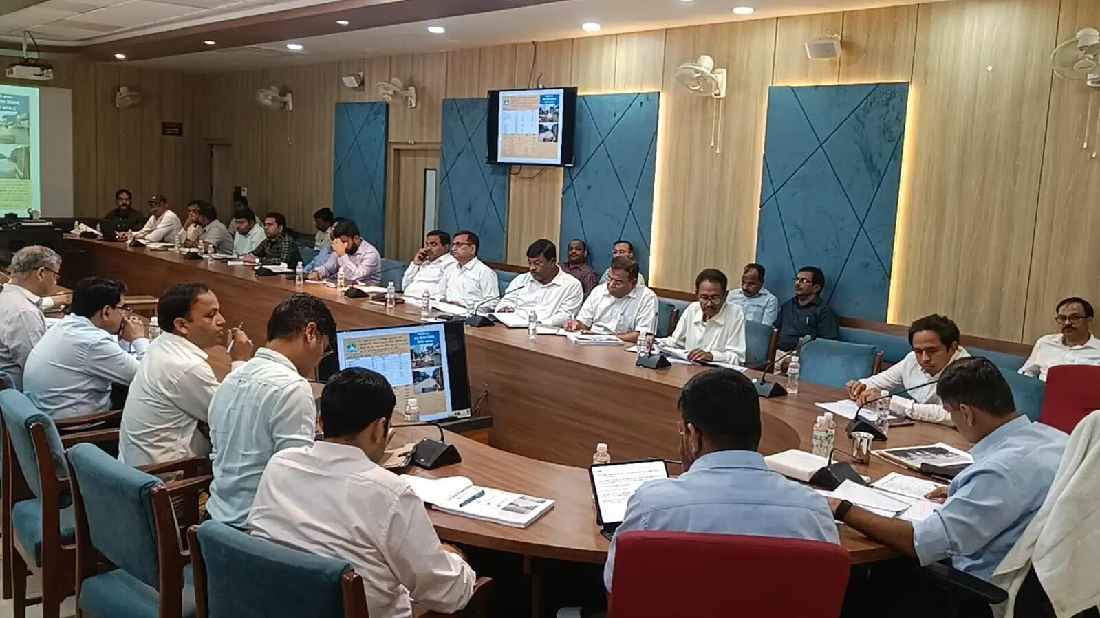 गोरखपुर के मंडलायुक्त ने की विकास कार्यों की समीक्षा,लापरवाह अफसरों को चेताया