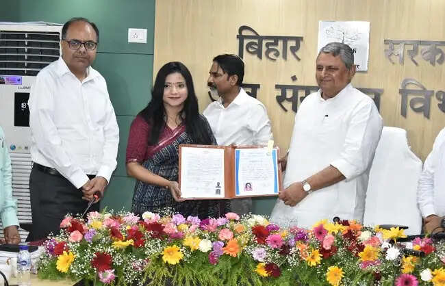बिहार : उपमुख्यमंत्री विजय कुमार चौधरी ने 15 अभ्यर्थियों को सौंपे नियुक्ति पत्र