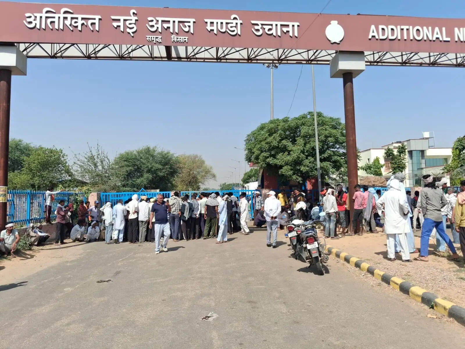 जींद : मंडी में बारदाने की कमी, मजदूरों ने गेट पर जड़ा ताला