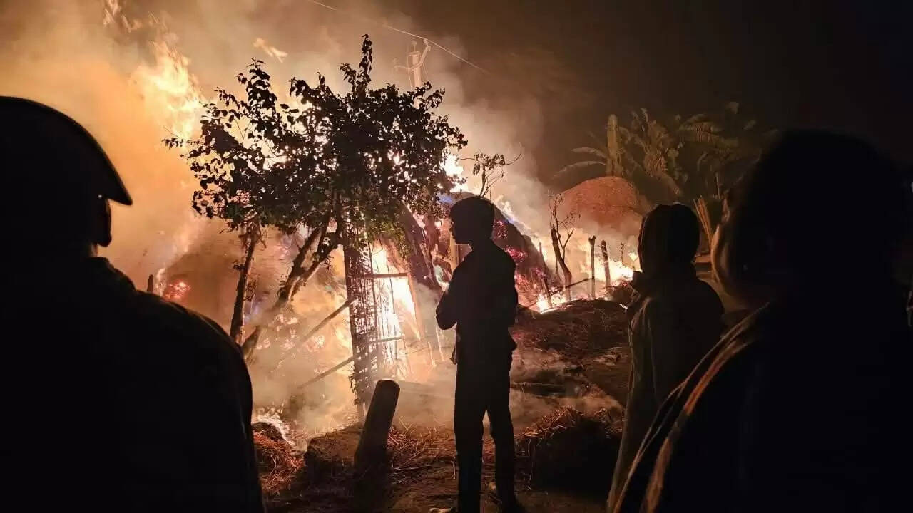 ढोलबज्जा में शॉट सर्किट से आग,लाखों की संपत्ति का नुकसान