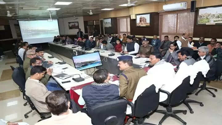 इंदौरः समय-सीमा की बैठक में लापरवाह अधिकारियों पर कार्रवाई, पटवारी और सचिव निलंबित