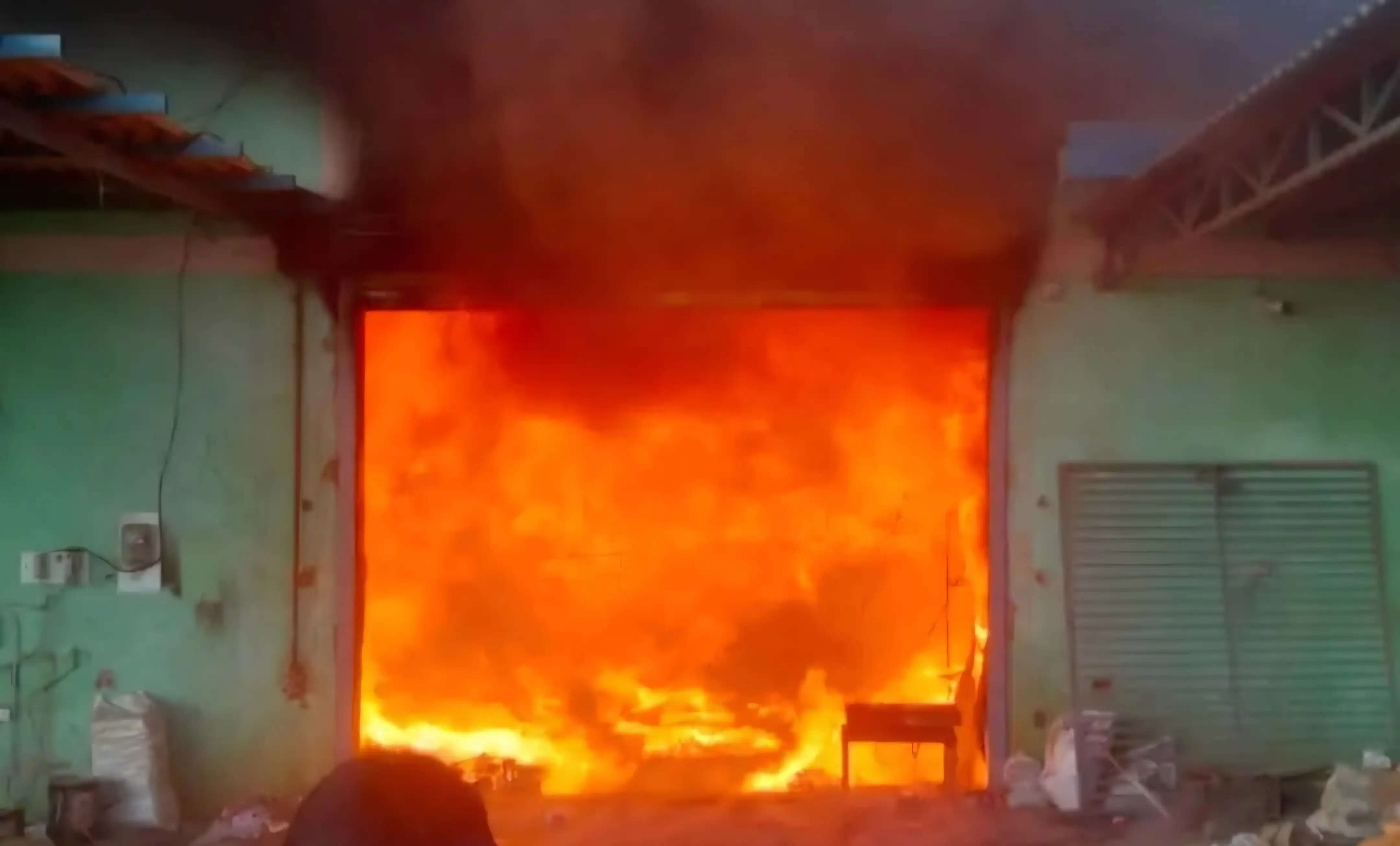 प्लाईवुड गोदाम में लगी आग, लाखाें का नुकसान