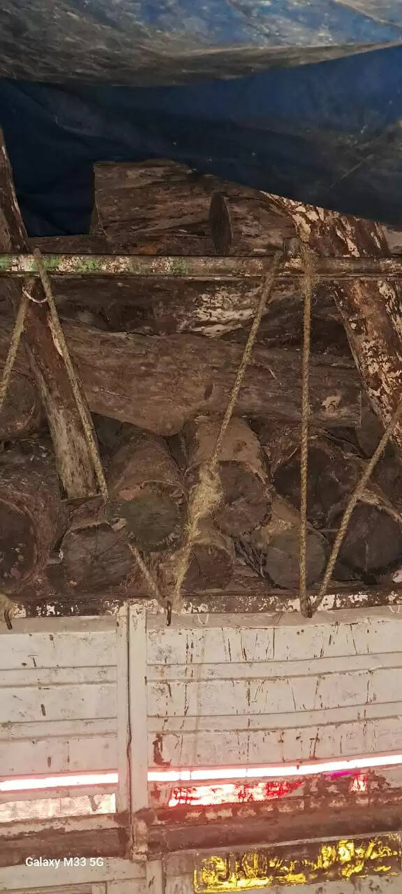 रख मुट्ठी में अवैध रूप से ले जाई जा रही खैर की लकड़ी से लदे वाहन पुलिस ने जब्त किए