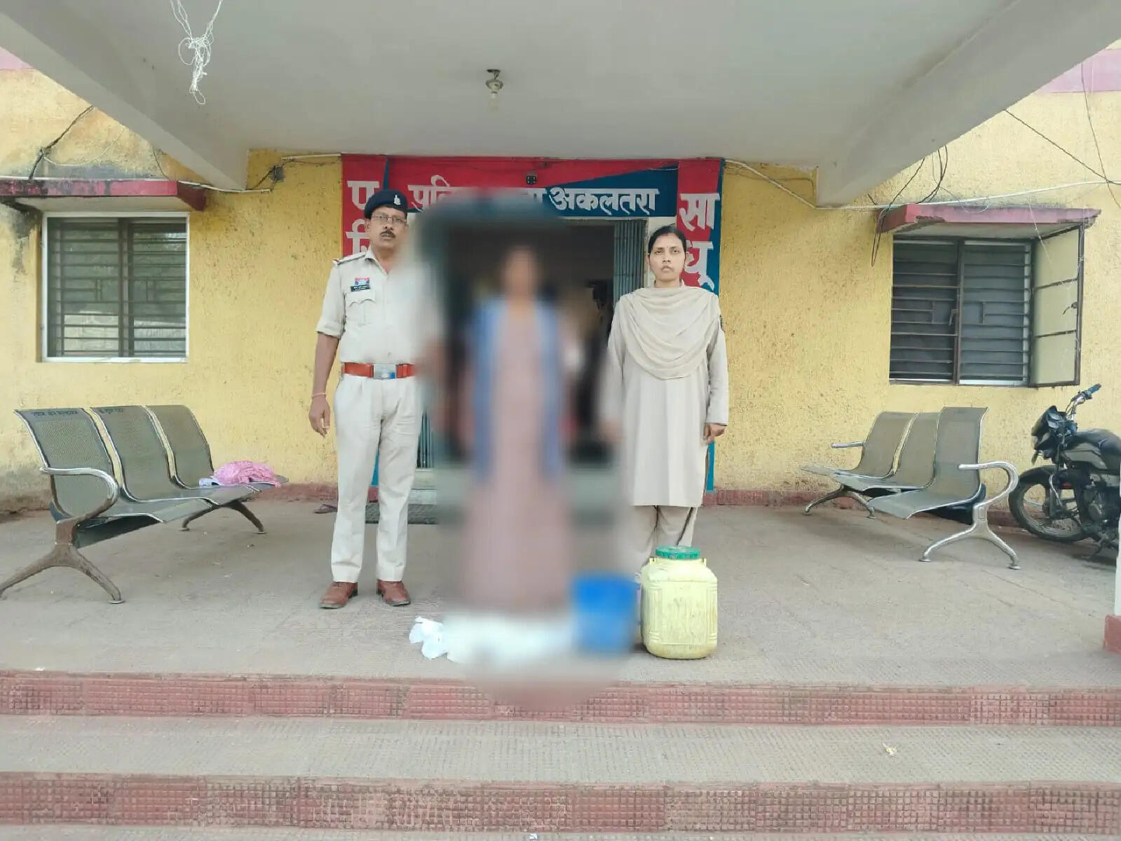 28 लीटर अवैध महुआ शराब के साथ महिला सहित दो आरोपित गिरफ्तार