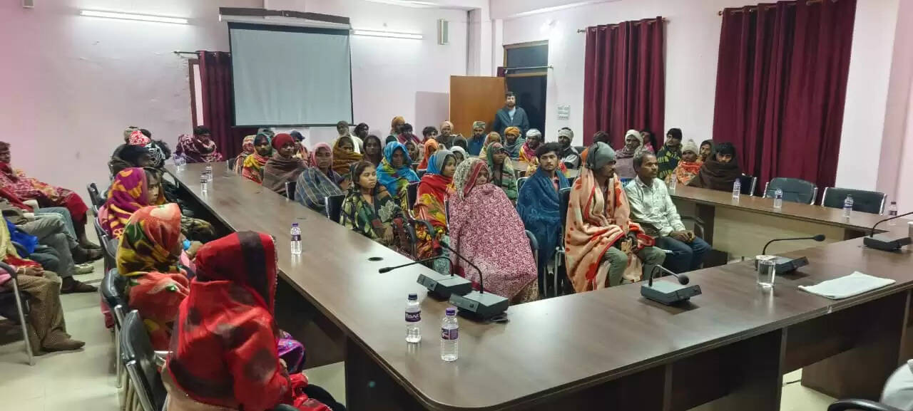 ऑपरेशन विश्वास: शोलापुर से 53 बंधक आदिवासी मजदूरों को प्रतापगढ़ पुलिस ने कराया मुक्त