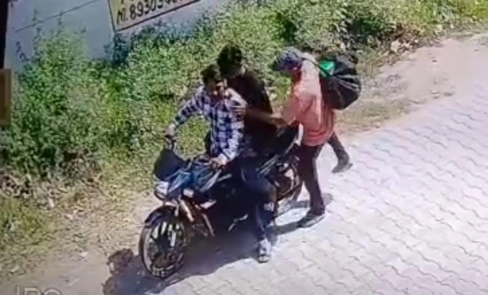 पानीपत में महिला का पर्स छीन कर भागे फेरी वाले, सीसीटीवी में कैद