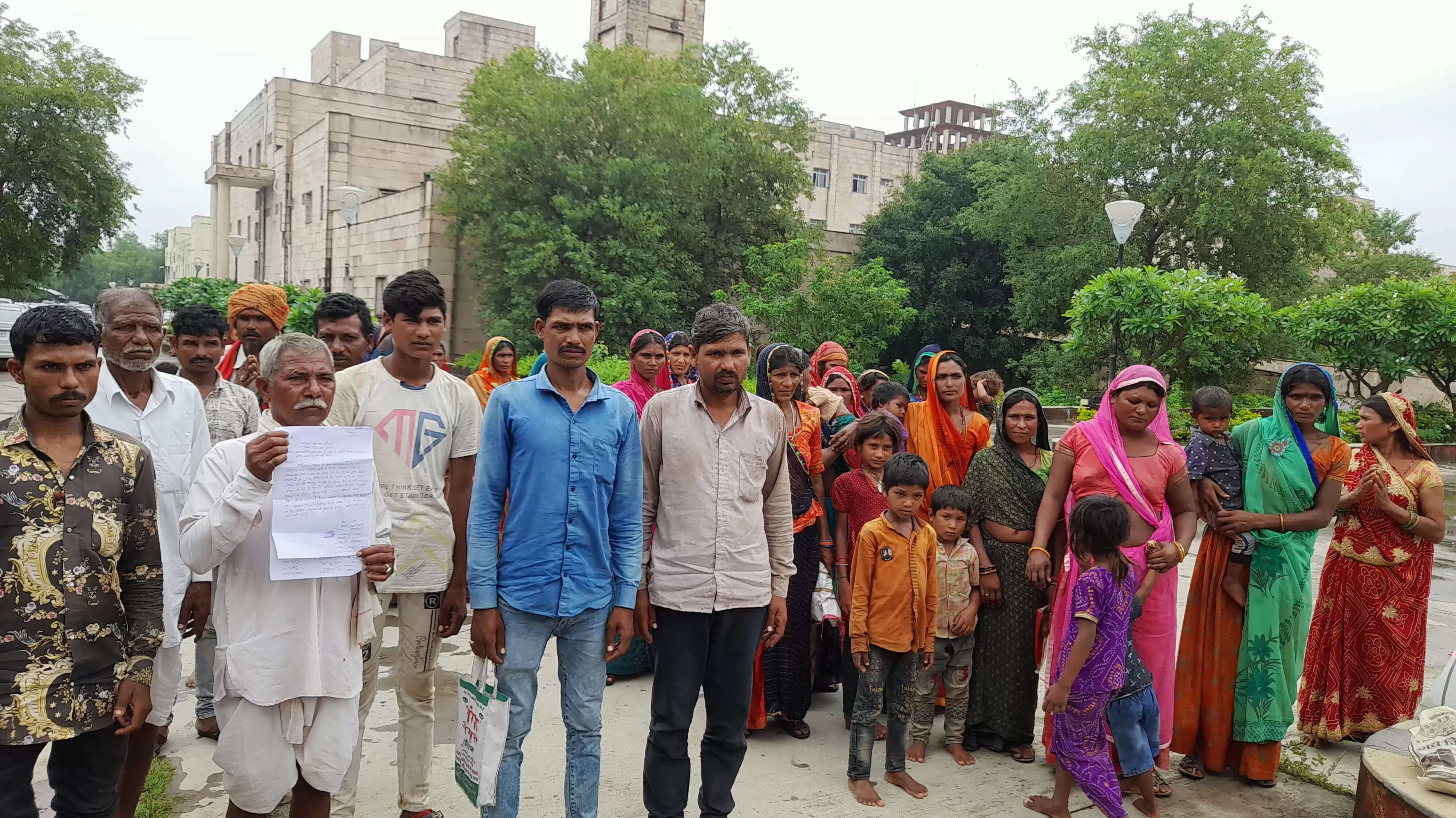 कंजर समाज की जमीनों पर प्रभावशाली लोगों ने कब्जा कर गांव से भगाया