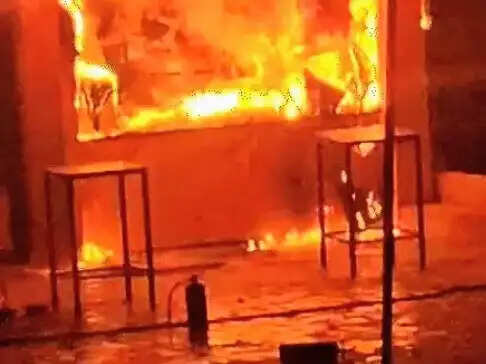 पानीपत: गीता यूनिवर्सिटी की कैंटीन में लगी भीषण आग में कुक का हाथ झुलसा।