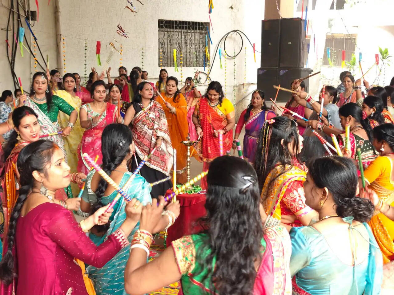 गुरुनानक स्कूल में रही डांडिया और गरबा की धूम
