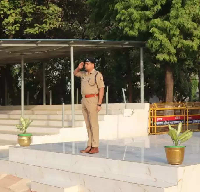 वरिष्ठ पुलिस अधीक्षक हेमराज मीणा ने साप्ताहिक परेड का निरीक्षण करने के बाद ली सलामी