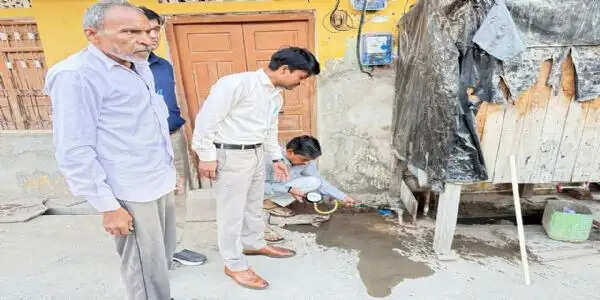 अलवर में पानी की समस्या को लेकर प्रशासन अलर्ट: अधिकारियों ने सुबह-सुबह घर-घर पहुंचकर जांची पेयजल व्यवस्था