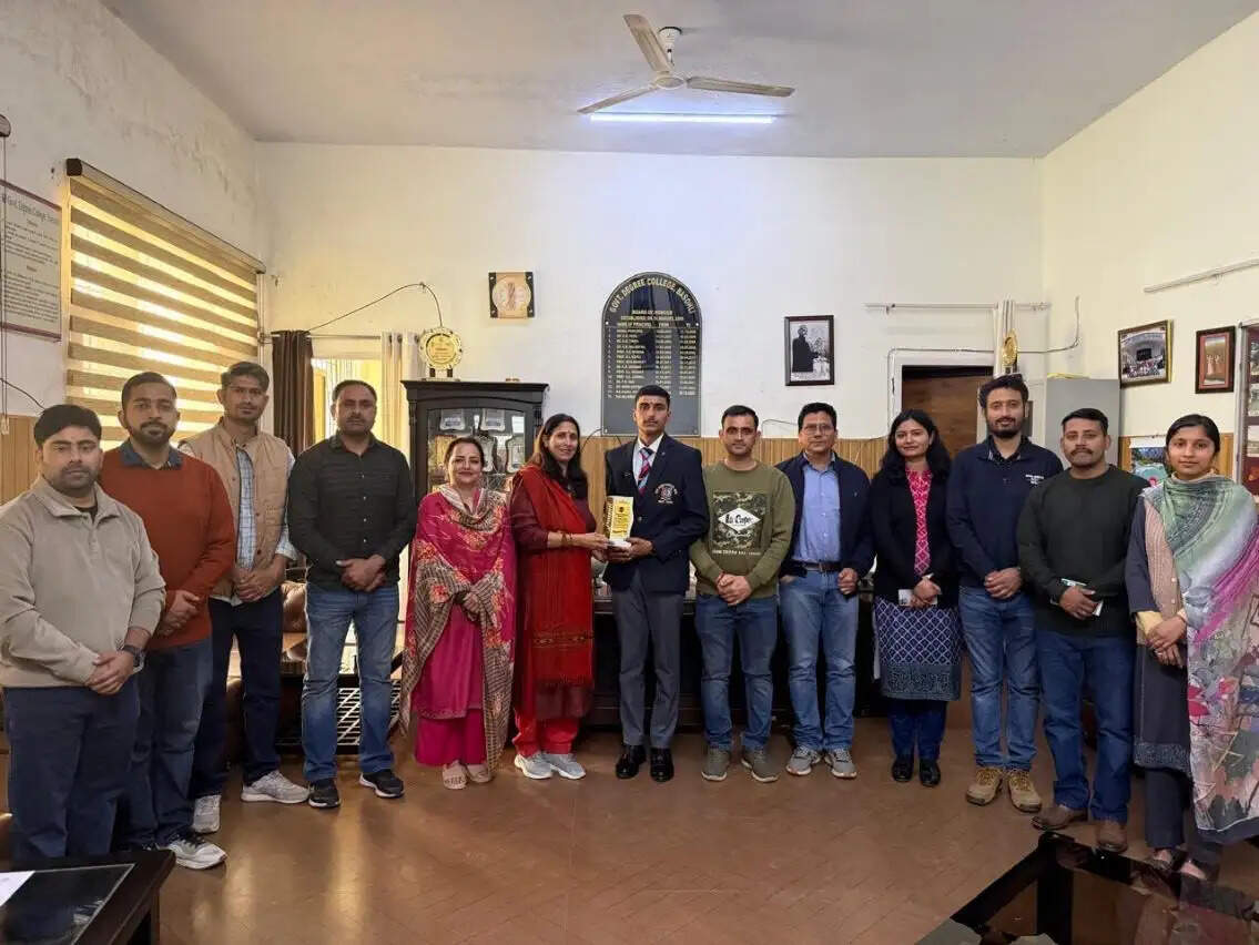 गणतंत्र दिवस कैंप में उत्कृष्ट प्रदर्शन पर जीडीसी बसोहली के एसयूओ हरीश वर्मा सम्मानित