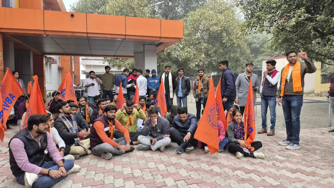 छात्र हितों की अनदेखी पर अभाविप का प्रहार, शैक्षिक अनियमितताओं के खिलाफ सात सूत्रीय ज्ञापन