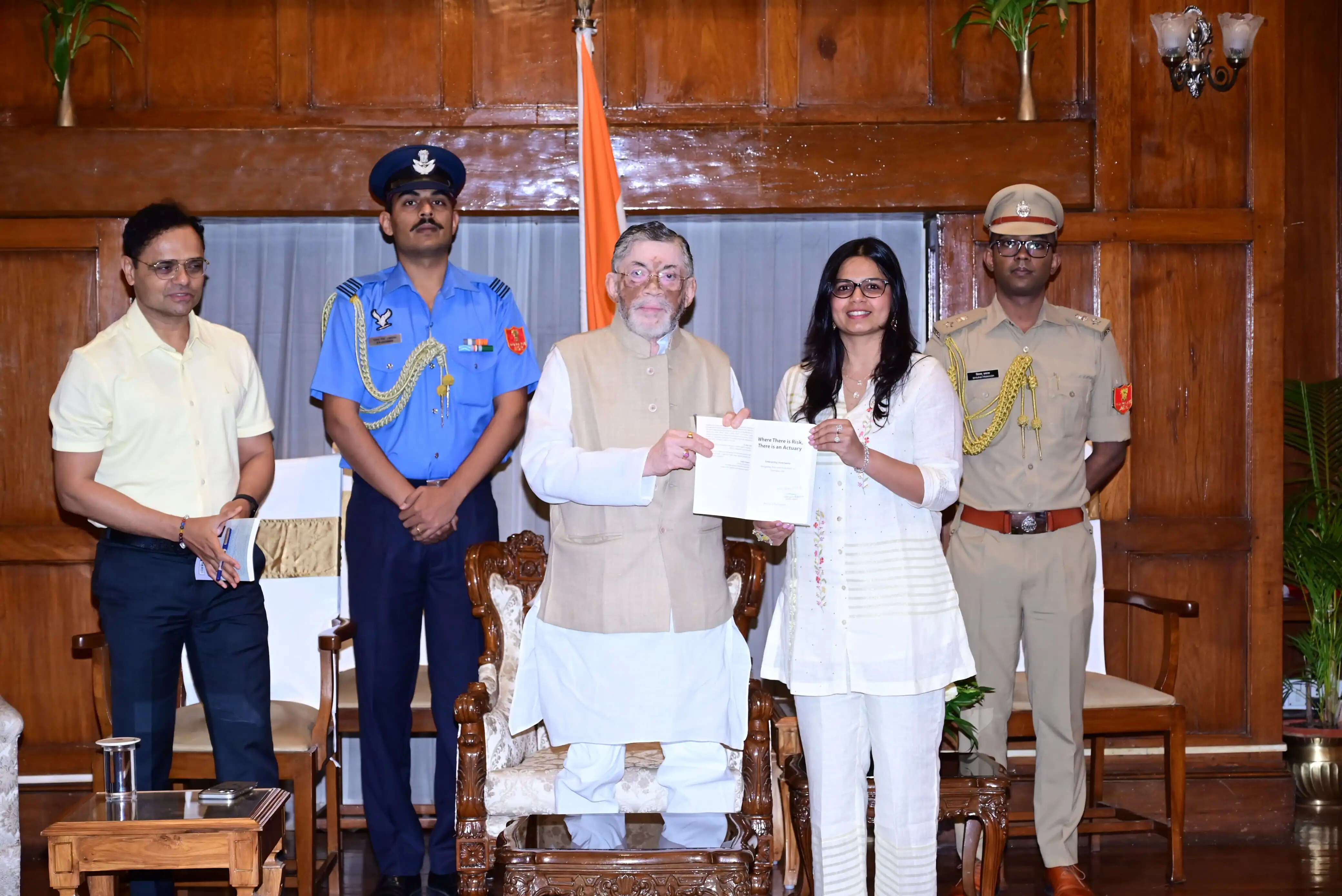 राज्यपाल संताेष गंगवार ने अंजनी चौधरी की पुस्तक का लोकार्पण किया