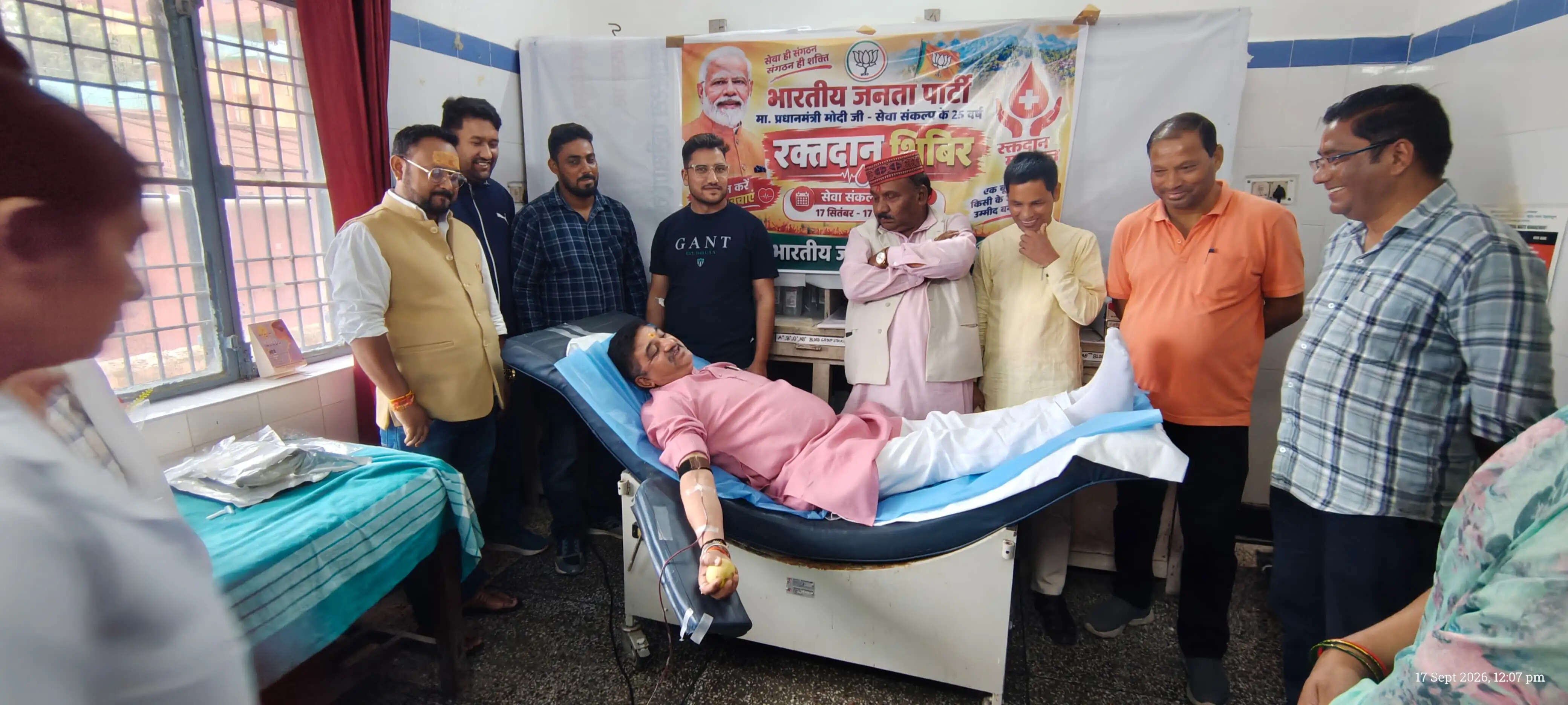 मोदी के जन्मदिन पर भाजपाईयों ने किया रक्तदान, मरीजों को बांटे फल